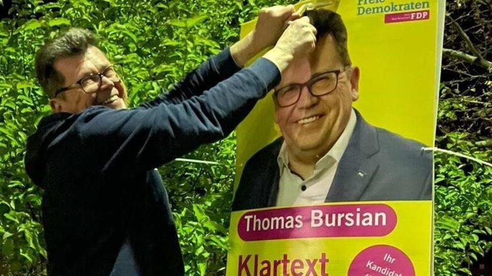 Lässt keine Zeit verstreichen: Thomas Bursian (FDP) hat in der Nacht auf Sonntag um Mitternacht in Kirn „satzungsgemäß“ das erste Wahlplakat aufgehängt. Foto: Daniel Sauer